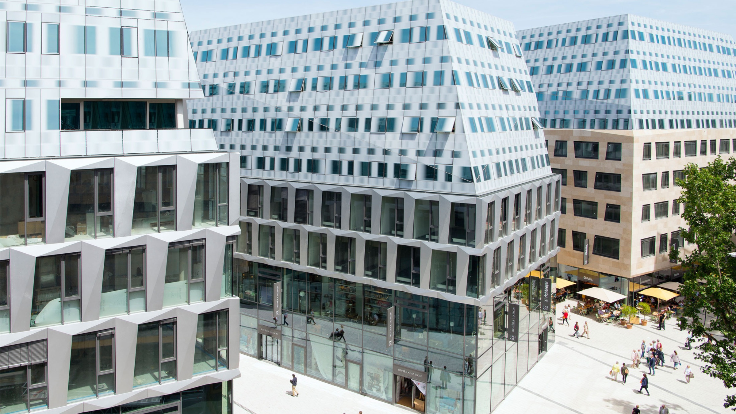 Modernes Bürogebäude — Zuverlässigkeit & Disziplin